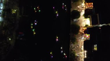 Hoi An Antik Kenti 'nin Hoai Nehri' ndeki fener tekneleriyle Hoi An, Vietnam, Güney Doğu Asya 'daki hava manzarası.