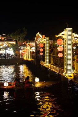 Hoi 'nin eski bir kasabasındaki Hoai Nehri' nde, Vietnam 'da fener teknelerinin olduğu cadde manzarası. Yüksek kalite fotoğraf