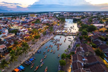 Hoi An Antik Kenti 'nin Hoai Nehri' ndeki fener tekneleriyle Hoi An, Vietnam, Güney Doğu Asya 'daki hava manzarası.