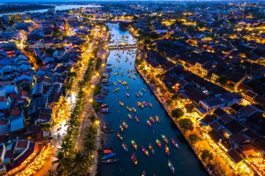 Hoi An Antik Kenti 'nin Hoai Nehri' ndeki fener tekneleriyle Hoi An, Vietnam, Güney Doğu Asya 'daki hava manzarası.