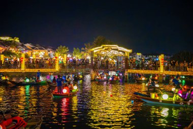 Hoi 'nin eski bir kasabasındaki Hoai Nehri' nde, Vietnam 'da fener teknelerinin olduğu cadde manzarası. Yüksek kalite fotoğraf