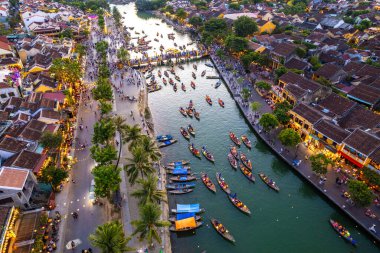 Hoi An Antik Kenti 'nin Hoai Nehri' ndeki fener tekneleriyle Hoi An, Vietnam, Güney Doğu Asya 'daki hava manzarası.