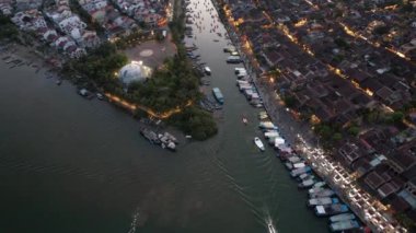 Hoi An Antik Kenti 'nin Hoai Nehri' ndeki fener tekneleriyle Hoi An, Vietnam, Güney Doğu Asya 'daki hava manzarası.