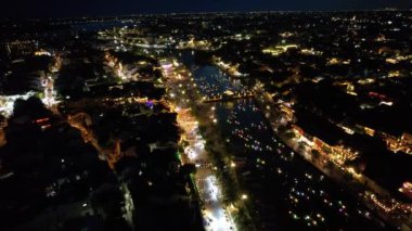 Hoi An Antik Kenti 'nin Hoai Nehri' ndeki fener tekneleriyle Hoi An, Vietnam, Güney Doğu Asya 'daki hava manzarası.