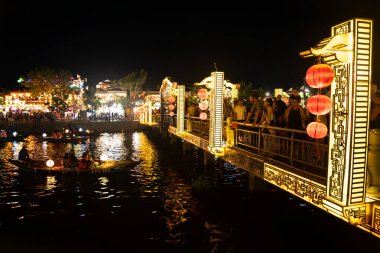 Hoi 'nin eski bir kasabasındaki Hoai Nehri' nde, Vietnam 'da fener teknelerinin olduğu cadde manzarası. Yüksek kalite fotoğraf