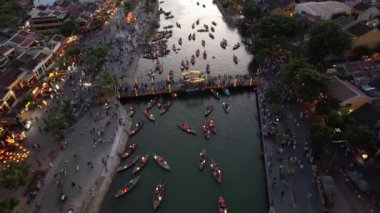 Hoi An Antik Kenti 'nin Hoai Nehri' ndeki fener tekneleriyle Hoi An, Vietnam, Güney Doğu Asya 'daki hava manzarası.
