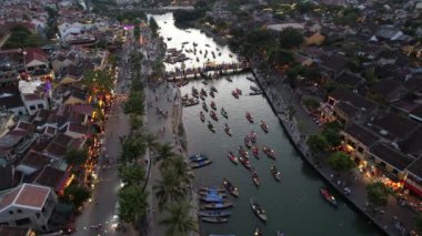 Hoi An Antik Kenti 'nin Hoai Nehri' ndeki fener tekneleriyle Hoi An, Vietnam, Güney Doğu Asya 'daki hava manzarası.