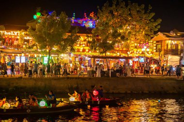 Hoi 'nin eski bir kasabasındaki Hoai Nehri' nde, Vietnam 'da fener teknelerinin olduğu cadde manzarası. Yüksek kalite fotoğraf