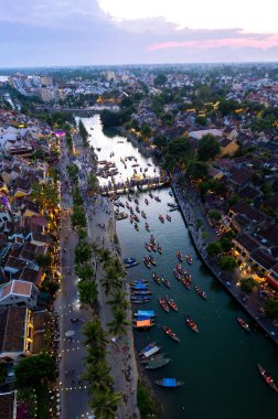 Hoi An Antik Kenti 'nin Hoai Nehri' ndeki fener tekneleriyle Hoi An, Vietnam, Güney Doğu Asya 'daki hava manzarası.