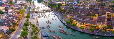 Hoi An Antik Kenti 'nin Hoai Nehri' ndeki fener tekneleriyle Hoi An, Vietnam, Güney Doğu Asya 'daki hava manzarası.