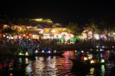 Hoi 'nin eski bir kasabasındaki Hoai Nehri' nde, Vietnam 'da fener teknelerinin olduğu cadde manzarası. Yüksek kalite fotoğraf