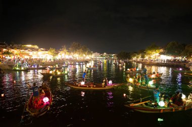 Hoi 'nin eski bir kasabasındaki Hoai Nehri' nde, Vietnam 'da fener teknelerinin olduğu cadde manzarası. Yüksek kalite fotoğraf
