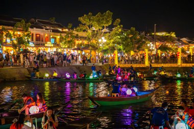 Hoi 'nin eski bir kasabasındaki Hoai Nehri' nde, Vietnam 'da fener teknelerinin olduğu cadde manzarası. Yüksek kalite fotoğraf