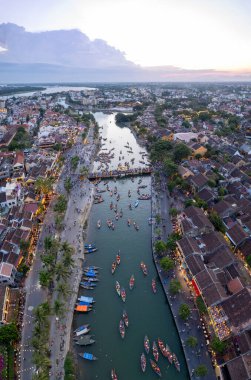 Hoi An Antik Kenti 'nin Hoai Nehri' ndeki fener tekneleriyle Hoi An, Vietnam, Güney Doğu Asya 'daki hava manzarası.