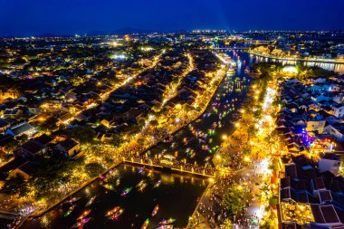 Hoi An Antik Kenti 'nin Hoai Nehri' ndeki fener tekneleriyle Hoi An, Vietnam, Güney Doğu Asya 'daki hava manzarası.