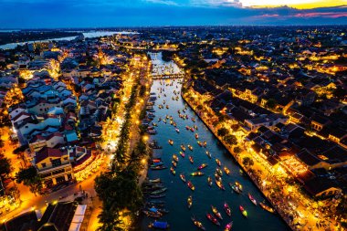 Hoi An Antik Kenti 'nin Hoai Nehri' ndeki fener tekneleriyle Hoi An, Vietnam, Güney Doğu Asya 'daki hava manzarası.