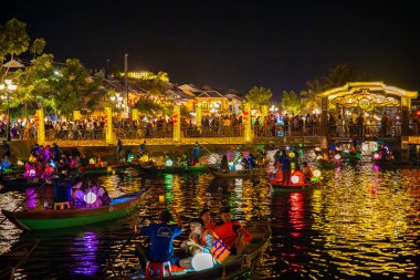 Hoi 'nin eski bir kasabasındaki Hoai Nehri' nde, Vietnam 'da fener teknelerinin olduğu cadde manzarası. Yüksek kalite fotoğraf