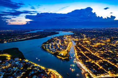 Hoi An Antik Kenti 'nin Hoai Nehri' ndeki fener tekneleriyle Hoi An, Vietnam, Güney Doğu Asya 'daki hava manzarası.