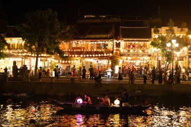 Hoi 'nin eski bir kasabasındaki Hoai Nehri' nde, Vietnam 'da fener teknelerinin olduğu cadde manzarası. Yüksek kalite fotoğraf