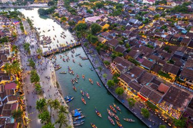 Hoi An Antik Kenti 'nin Hoai Nehri' ndeki fener tekneleriyle Hoi An, Vietnam, Güney Doğu Asya 'daki hava manzarası.