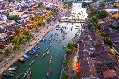 Hoi An Antik Kenti 'nin Hoai Nehri' ndeki fener tekneleriyle Hoi An, Vietnam, Güney Doğu Asya 'daki hava manzarası.