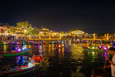 Hoi 'nin eski bir kasabasındaki Hoai Nehri' nde, Vietnam 'da fener teknelerinin olduğu cadde manzarası. Yüksek kalite fotoğraf