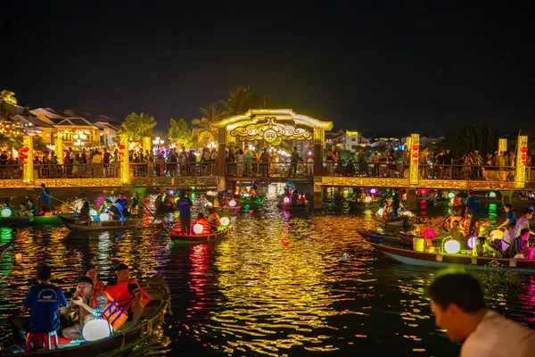 Hoi 'nin eski bir kasabasındaki Hoai Nehri' nde, Vietnam 'da fener teknelerinin olduğu cadde manzarası. Yüksek kalite fotoğraf