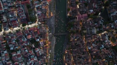 Hoi An Antik Kenti 'nin Hoai Nehri' ndeki fener tekneleriyle Hoi An, Vietnam, Güney Doğu Asya 'daki hava manzarası.