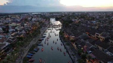 Hoi An Antik Kenti 'nin Hoai Nehri' ndeki fener tekneleriyle Hoi An, Vietnam, Güney Doğu Asya 'daki hava manzarası.