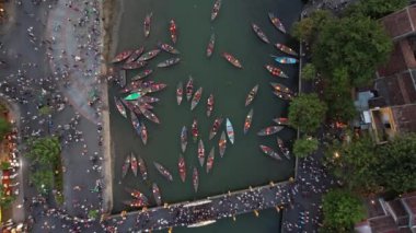 Hoi An Antik Kenti 'nin Hoai Nehri' ndeki fener tekneleriyle Hoi An, Vietnam, Güney Doğu Asya 'daki hava manzarası.