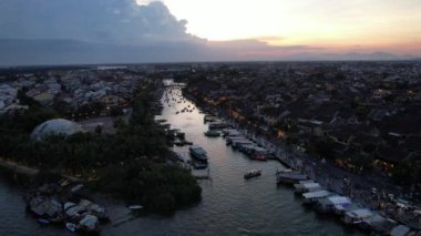 Hoi An Antik Kenti 'nin Hoai Nehri' ndeki fener tekneleriyle Hoi An, Vietnam, Güney Doğu Asya 'daki hava manzarası.