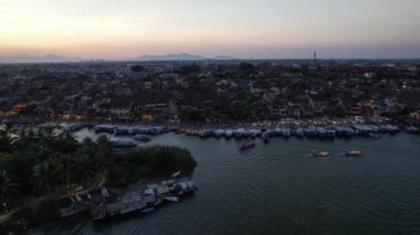 Hoi An Antik Kenti 'nin Hoai Nehri' ndeki fener tekneleriyle Hoi An, Vietnam, Güney Doğu Asya 'daki hava manzarası.