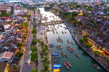 Hoi An Antik Kenti 'nin Hoai Nehri' ndeki fener tekneleriyle Hoi An, Vietnam, Güney Doğu Asya 'daki hava manzarası.
