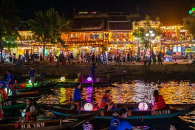 Hoi 'nin eski bir kasabasındaki Hoai Nehri' nde, Vietnam 'da fener teknelerinin olduğu cadde manzarası. Yüksek kalite fotoğraf