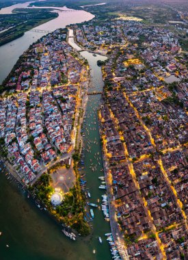 Hoi An Antik Kenti 'nin Hoai Nehri' ndeki fener tekneleriyle Hoi An, Vietnam, Güney Doğu Asya 'daki hava manzarası.