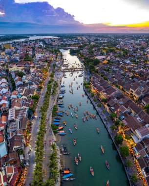 Hoi An Antik Kenti 'nin Hoai Nehri' ndeki fener tekneleriyle Hoi An, Vietnam, Güney Doğu Asya 'daki hava manzarası.