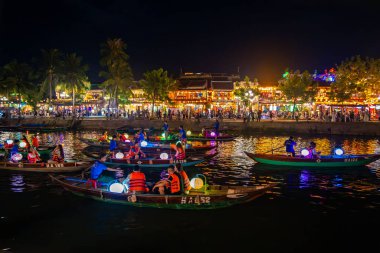 Hoi 'nin eski bir kasabasındaki Hoai Nehri' nde, Vietnam 'da fener teknelerinin olduğu cadde manzarası. Yüksek kalite fotoğraf