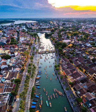 Hoi An Antik Kenti 'nin Hoai Nehri' ndeki fener tekneleriyle Hoi An, Vietnam, Güney Doğu Asya 'daki hava manzarası.