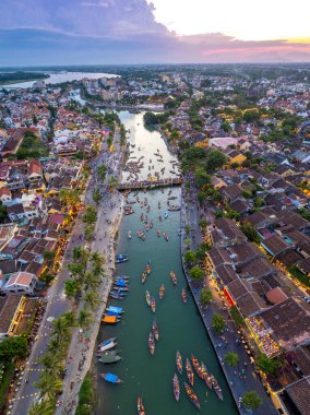 Hoi An Antik Kenti 'nin Hoai Nehri' ndeki fener tekneleriyle Hoi An, Vietnam, Güney Doğu Asya 'daki hava manzarası.