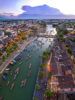 Hoi An Antik Kenti 'nin Hoai Nehri' ndeki fener tekneleriyle Hoi An, Vietnam, Güney Doğu Asya 'daki hava manzarası.