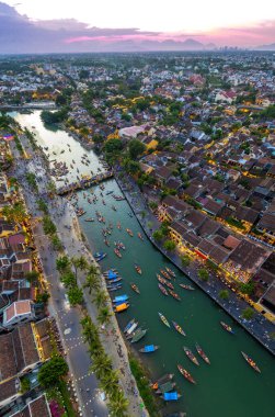 Hoi An Antik Kenti 'nin Hoai Nehri' ndeki fener tekneleriyle Hoi An, Vietnam, Güney Doğu Asya 'daki hava manzarası.