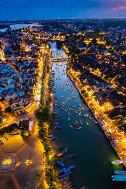 Hoi An Antik Kenti 'nin Hoai Nehri' ndeki fener tekneleriyle Hoi An, Vietnam, Güney Doğu Asya 'daki hava manzarası.