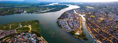 Hoi An Antik Kenti 'nin Hoai Nehri' ndeki fener tekneleriyle Hoi An, Vietnam, Güney Doğu Asya 'daki hava manzarası.