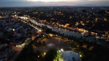 Hoi An Antik Kenti 'nin Hoai Nehri' ndeki fener tekneleriyle Hoi An, Vietnam, Güney Doğu Asya 'daki hava manzarası.
