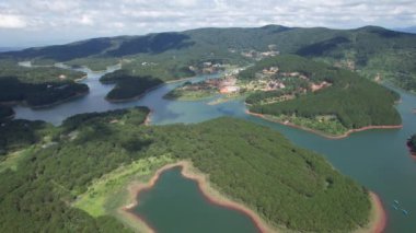 Tuyen Gölü 'nün havadan görünüşü Dalat, Vietnam, Güney Asya