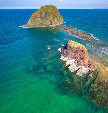 Honyen Adası 'nın ve balıkçı teknesinin havadan görünüşü, Phu Yen, Vietnam, Güney Asya