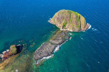 Honyen Adası 'nın ve balıkçı teknesinin havadan görünüşü, Phu Yen, Vietnam, Güney Asya