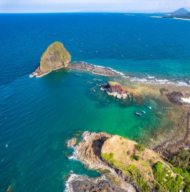 Honyen Adası 'nın ve balıkçı teknesinin havadan görünüşü, Phu Yen, Vietnam, Güney Asya