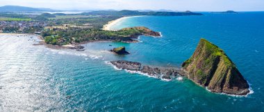 Honyen Adası 'nın ve balıkçı teknesinin havadan görünüşü, Phu Yen, Vietnam, Güney Asya