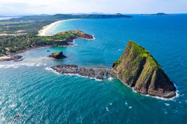 Honyen Adası 'nın ve balıkçı teknesinin havadan görünüşü, Phu Yen, Vietnam, Güney Asya